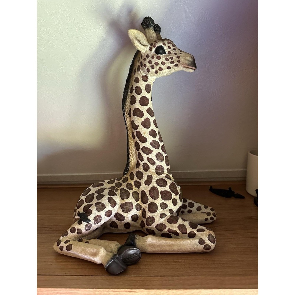 Sitting Giraffe Decorative Figurine – Tall Animal Resin Decor & Sculpture Accent